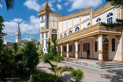 20191126__00213-178 Loikaw, catrhédrale du Christ roi, bâtie en 1939 et mélange de styles européen et bouddhiste